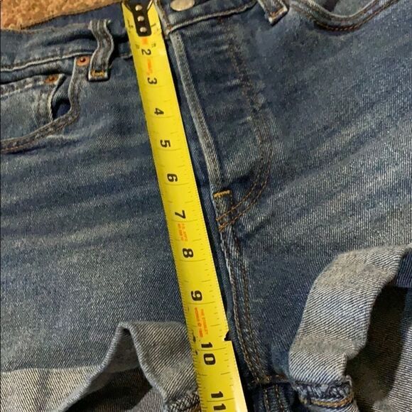 Levi Strauss high rise denim cuffed shorts. Size 28 - Picture 5 of 9